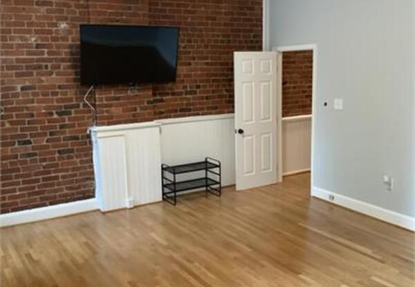 204 W BROAD ST