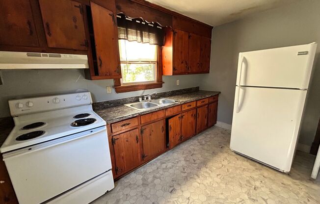 3 beds, 1 bath, $1,300