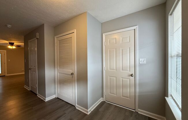 3 beds, 1.5 baths, $1,075, Unit Apt 32