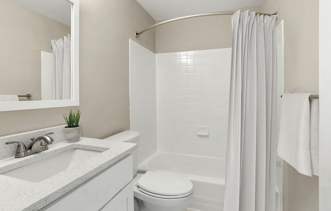 Vista Apartments - Bathroom