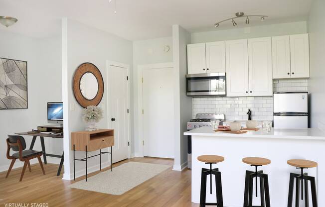 Studio Apartment 309 - Entry/Kitchen