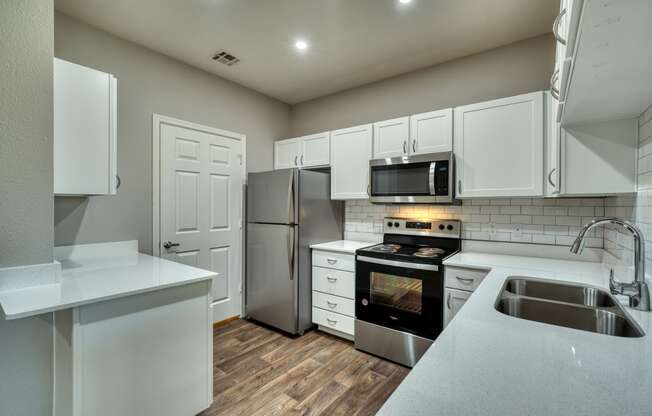 Mountainside Kitchen Fully Equipped Kitchen with Stainless Steel Appliances Dishwasher and Garbage Disposal