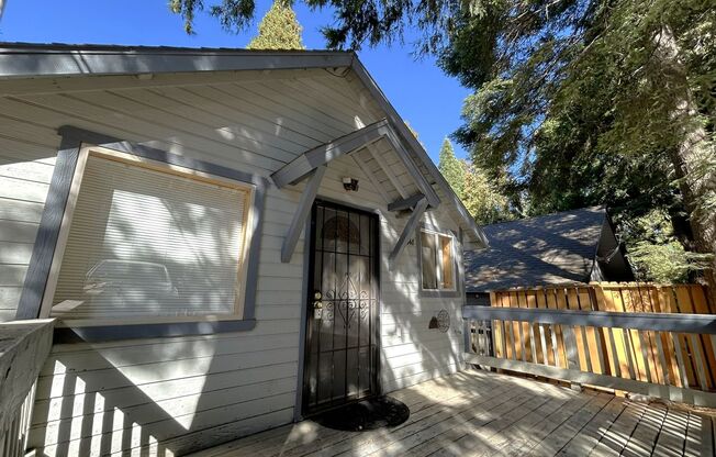 Single-Story 2-Bedroom House in Crestline!