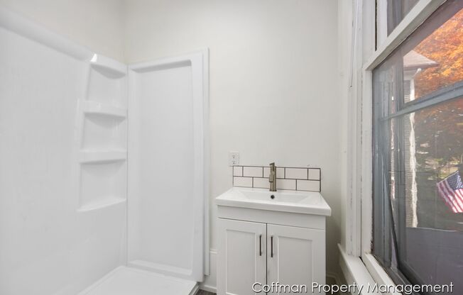 2 beds, 1 bath, 950 sqft, $1,675, Unit Unit 03