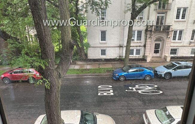 Front Facing 2nd floor Lakes Uptown Apartment, Blocks from Both Lakes, Hardwood Floors, One Month Free