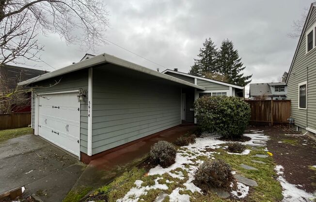 Lovely 3 Bed + 2 Bath Home in Concordia Neighborhood!! Near PDX Airport, Vaulted Ceilings and Great Backyard!!