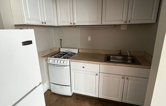 Studio, 1 bath, $830, Unit 5