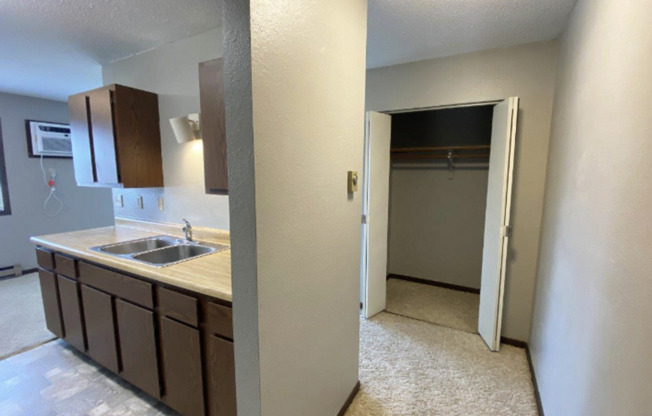 2 beds, 1 bath, $875