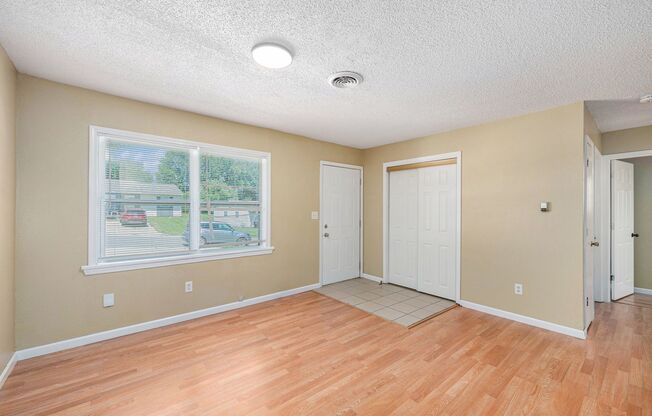 Beautiful 2BR/1BA Duplex in Independence!