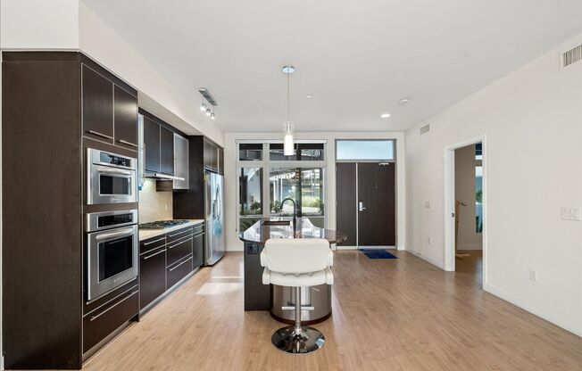 2 beds, 2 baths, $2,195, Unit Unit 102