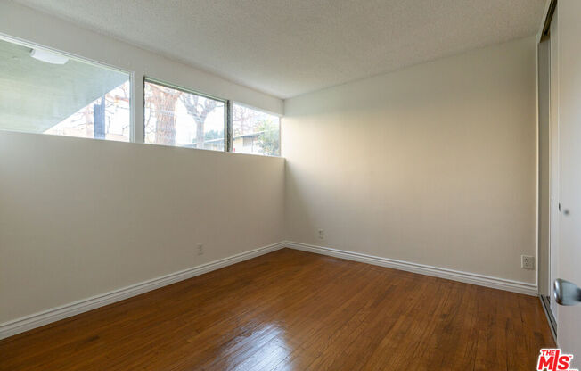 11131 ROSE AVE