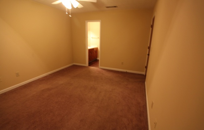 3 beds, 2 baths, $1,250, Unit # 9 B
