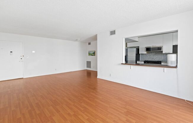 Spacious 1 bed and 1.5 bath corner condo unit