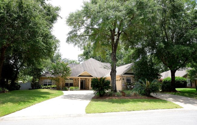 Incredible Home in Crestview!  (South of I-10)