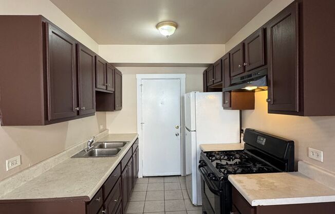 2 beds, 1 bath, $1,200, Unit 4850 #303