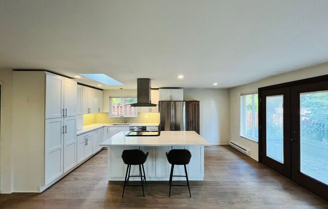 Tastefully Remodeled Bungalow, Just 2 Blocks From the Seattle/BI Ferry!