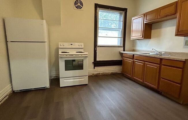 2 beds, 1 bath, $750, Unit #1