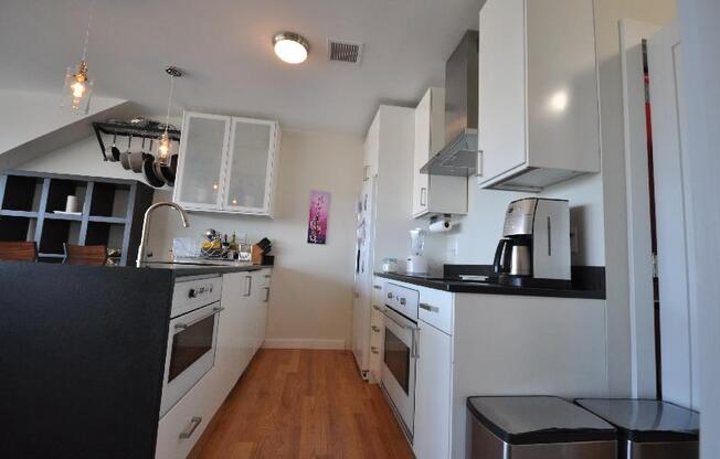 2 beds, 1 bath, $5,400, Unit 6