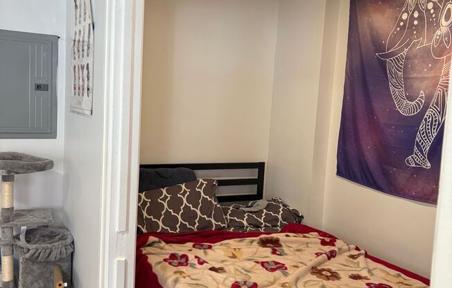 Studio, 1 bath, 390 sqft, $1,060, Unit 2E