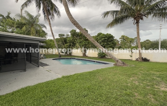 323 CANTERBURY DR W