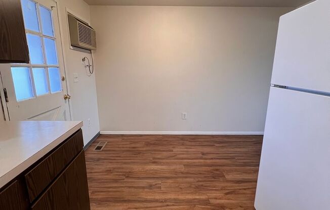 3 beds, 1 bath, 850 sqft, $1,275, Unit 4209-2