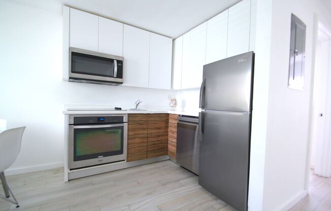 Spacious unfurnished 2 BEDS/2BATH in the heart of South Beach!