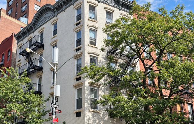 304 W 10 ST