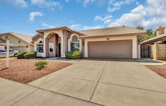 North Phoenix Living at Its Best: Spacious Home with Pool