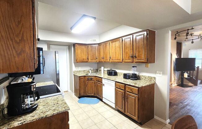 3 beds, 2 baths, $1,800, Unit # 27A