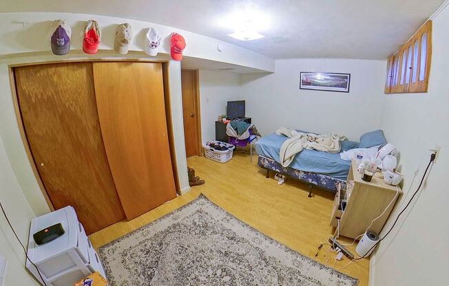 5 beds, 3 baths, $2,295