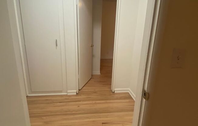 2 beds, 1 bath, 702 sqft, $2,350, Unit B15