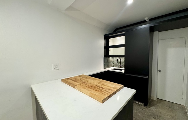 206 E 7 ST
