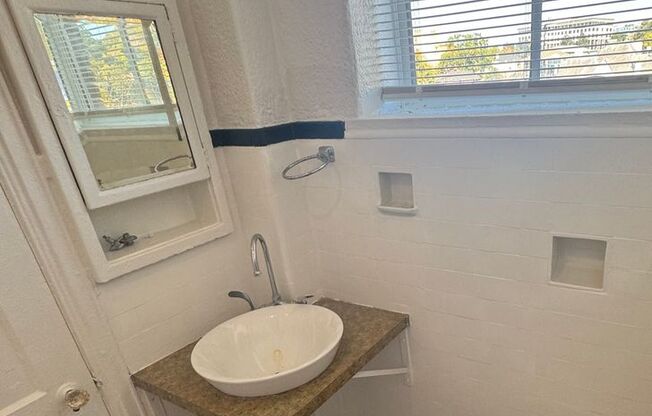 2 beds, 1 bath, $895, Unit Apt 501