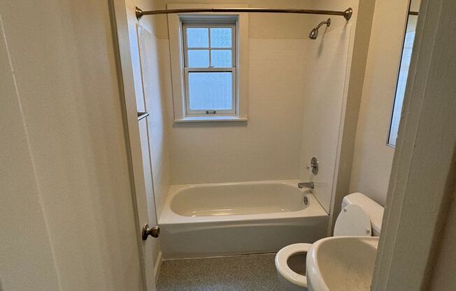 Studio, 1 bath, 400 sqft, $875, Unit 401