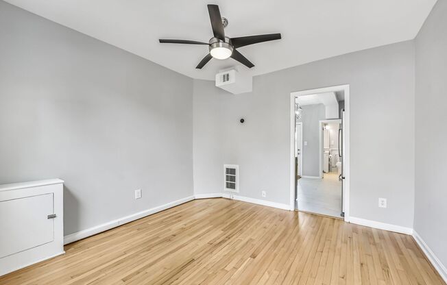 Available Now! 2 Bed / 1 Bath Rowhouse in NOMA