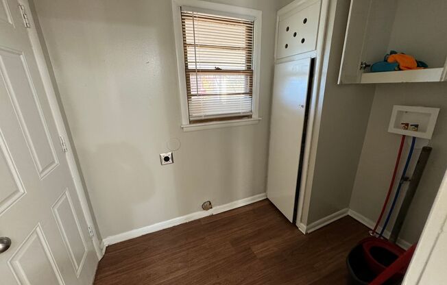 3 beds, 1 bath, $1,100