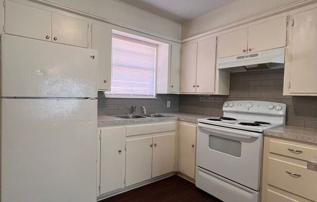 3 beds, 1 bath, 1,050 sqft, $950, Unit A