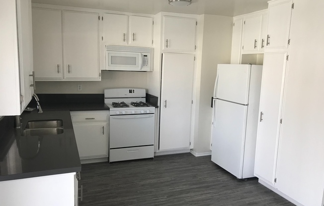 3 beds, 2 baths, 1,400 sqft, $2,898, Unit 237