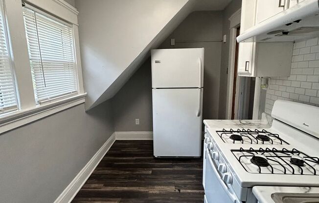 2 beds, 1 bath, 850 sqft, $895, Unit 1222 1/2 Upper