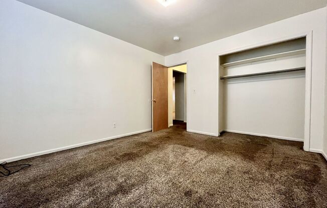 3 beds, 1 bath, $1,595, Unit 29th 2252 #4