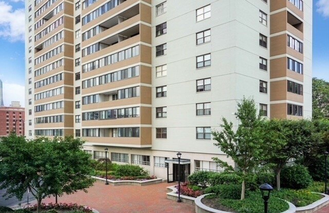 1 bed, 1 bath, 895 sqft, $3,100, Unit 8R