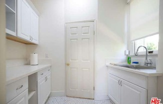 Studio, 1 bath, 480 sqft, $950, Unit 11