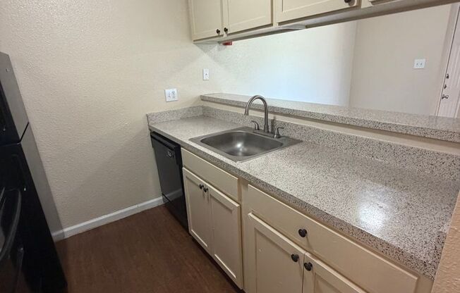 2 beds, 1 bath, 812 sqft, $1,085, Unit 1106