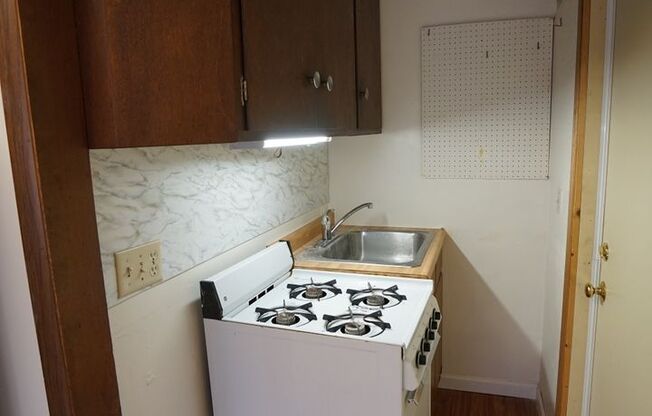 Studio, 1 bath, 400 sqft, $900, Unit 3