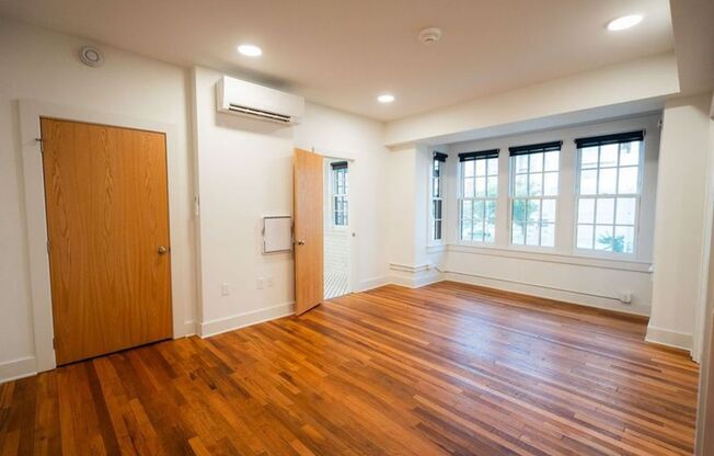 Studio, 1 bath, 270 sqft, $995, Unit Unit 20