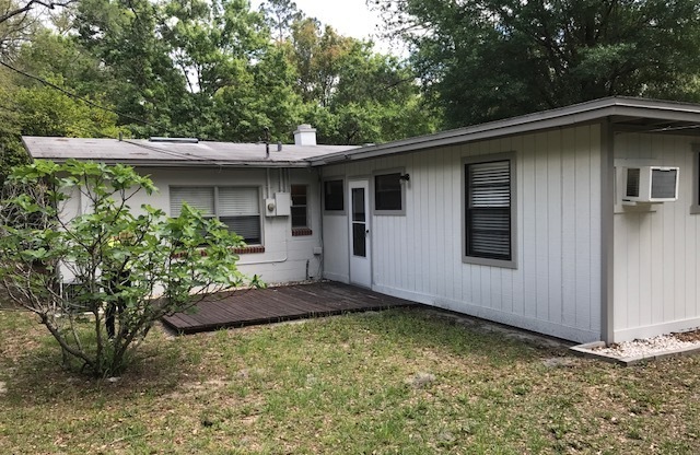4 Bedroom, 2-1/2 Bath Home in Golf Club Manor, Close to Everything!