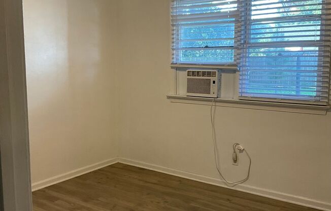 2 beds, 1 bath, $995, Unit 1