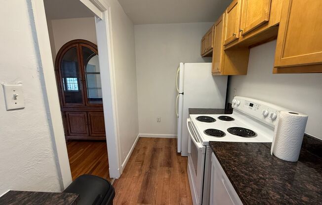 2 beds, 2 baths, 1,303 sqft, $3,000, Unit New King Edward  402