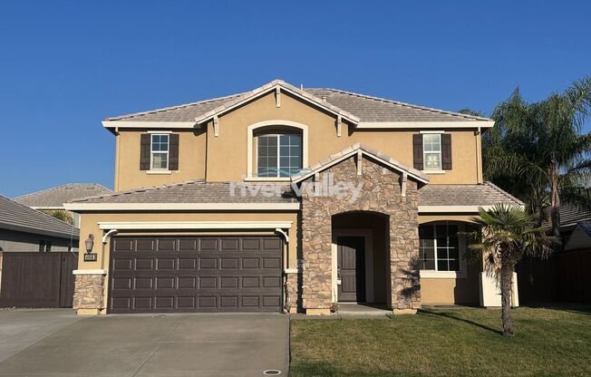 Stunning 4/3 in Roseville! 2 Car Garage!