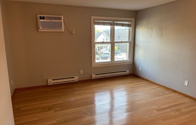 Studio, 1 bath, 450 sqft, $975, Unit Unit 210